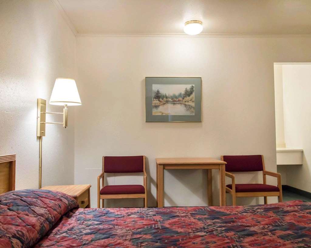 Deer Lodge Motel Сънданс Стая снимка